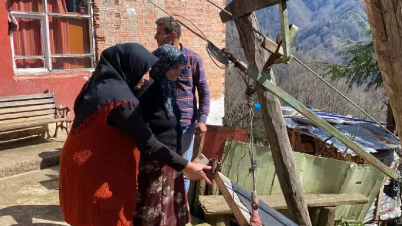 Foto - 20 yıldır yolu olmayan evine böyle gidiyor! Görenler şaşıp kalıyor!