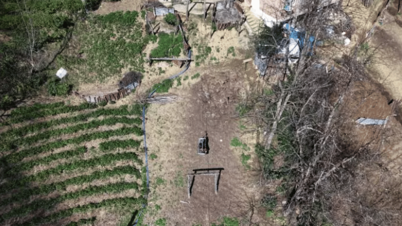 20 yıldır yolu olmayan evine böyle gidiyor! Görenler şaşıp kalıyor!