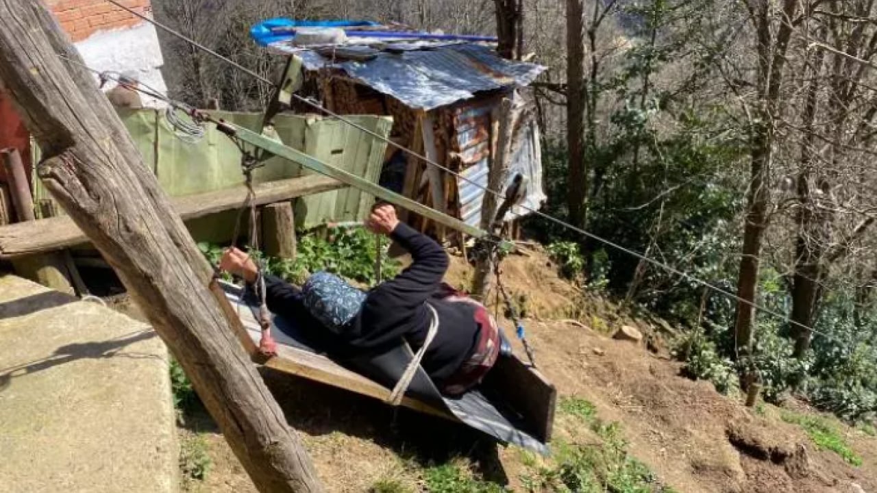 Foto - 20 yıldır yolu olmayan evine böyle gidiyor! Görenler şaşıp kalıyor!