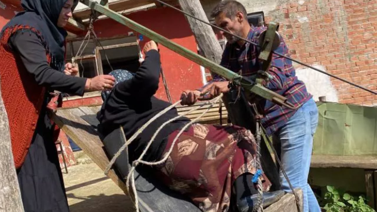 Foto - 20 yıldır yolu olmayan evine böyle gidiyor! Görenler şaşıp kalıyor!