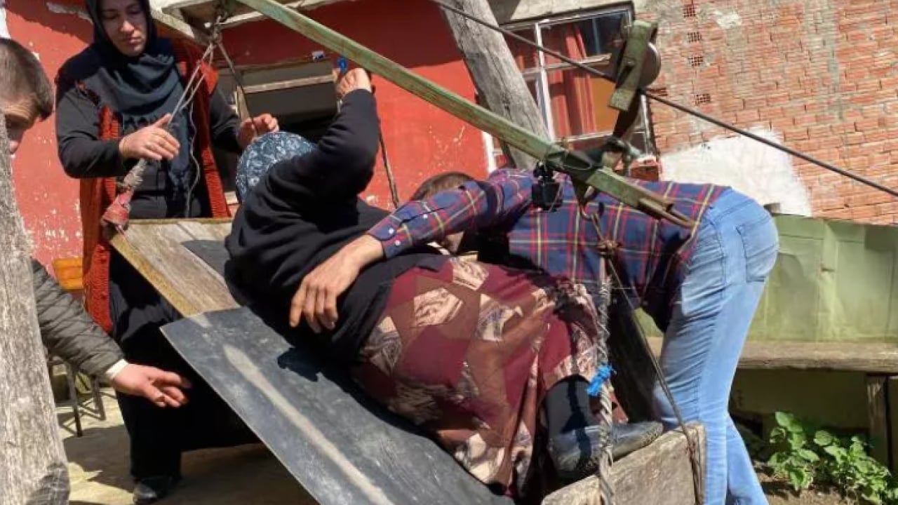 Foto - 20 yıldır yolu olmayan evine böyle gidiyor! Görenler şaşıp kalıyor!