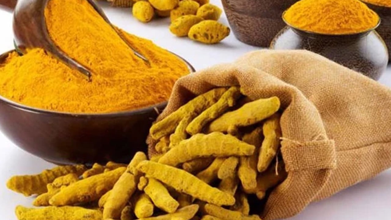 2026 yılında öne çıkan sarı karışım: Zerdeçal yine viral oldu! Kilo vermenize nasıl yardımcı olur?