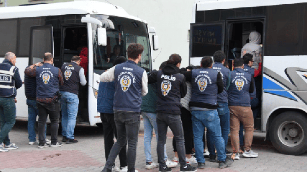 Foto - 22 ilde ‘sazan sarmalı’ operasyonu! 600 milyonluk vurgun yapan şebeke çökertildi