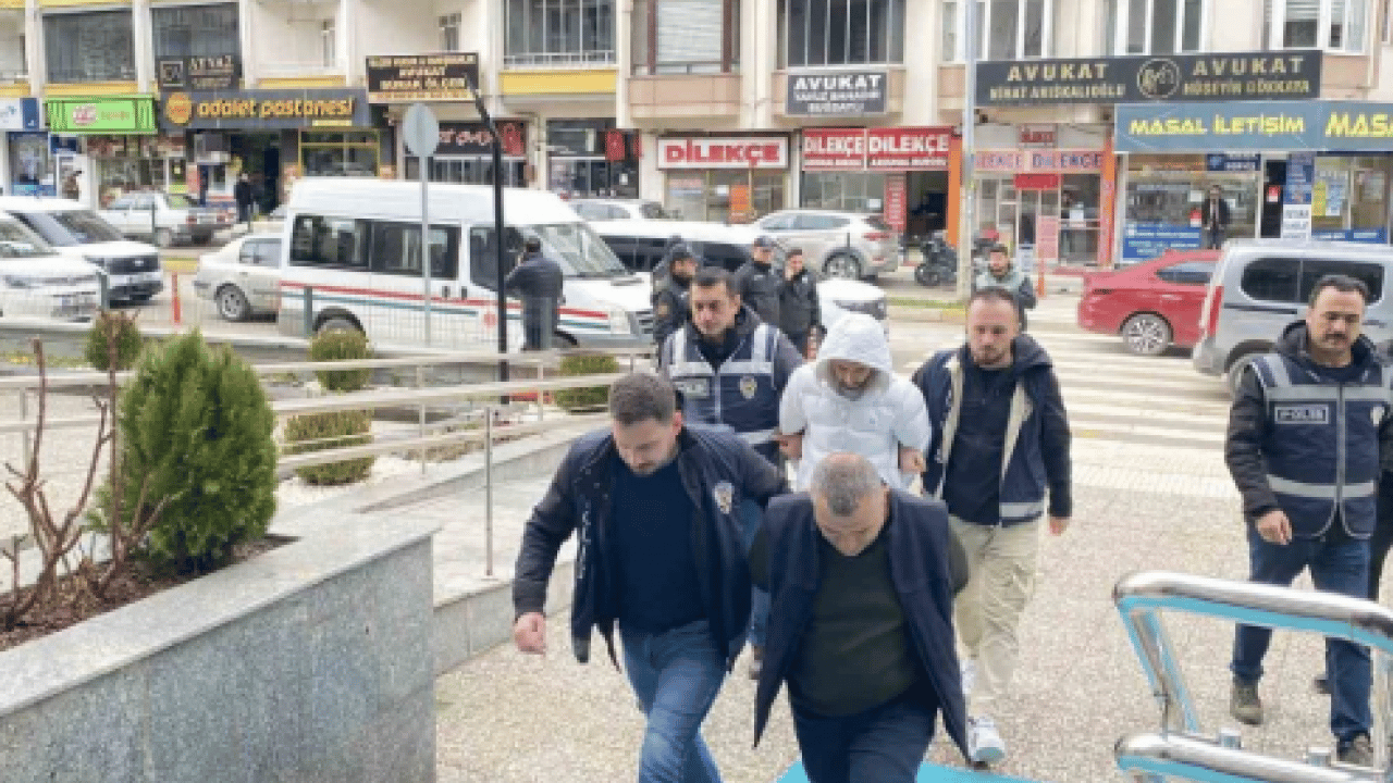 Foto - 22 ilde ‘sazan sarmalı’ operasyonu! 600 milyonluk vurgun yapan şebeke çökertildi