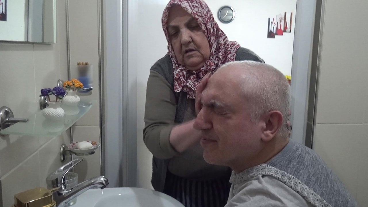 Foto - 22 yıldır evladına bakıyor! Tek isteği oğlunu güneşe çıkarabilmek 