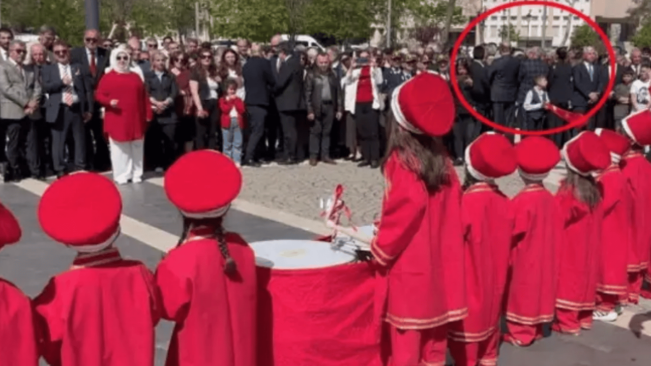 Foto - 23 Nisan'daki büyük saygısızlığa tepkiler art arda geliyor: CHP’lilere Mehter dersi verilmeli 