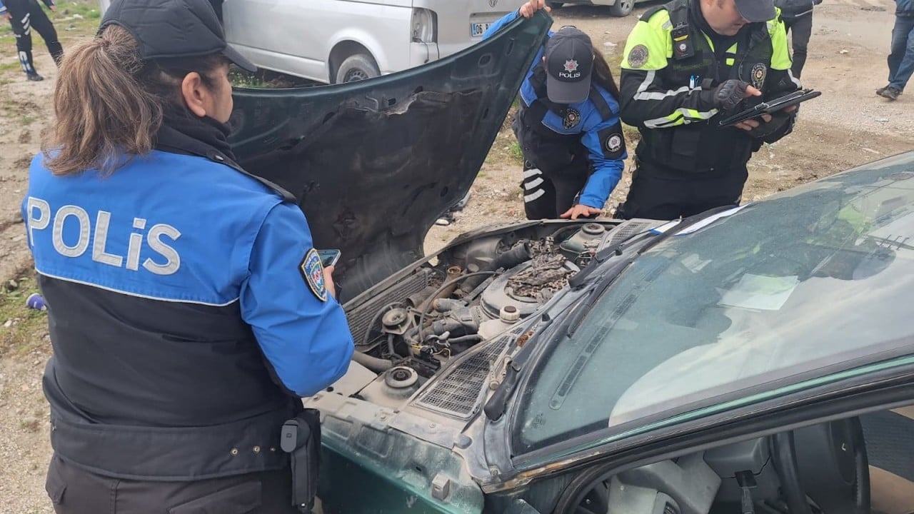 Foto - 2420 araç tespit edilip satıldı Hurda araçlar ekonomiye kazandırıldı