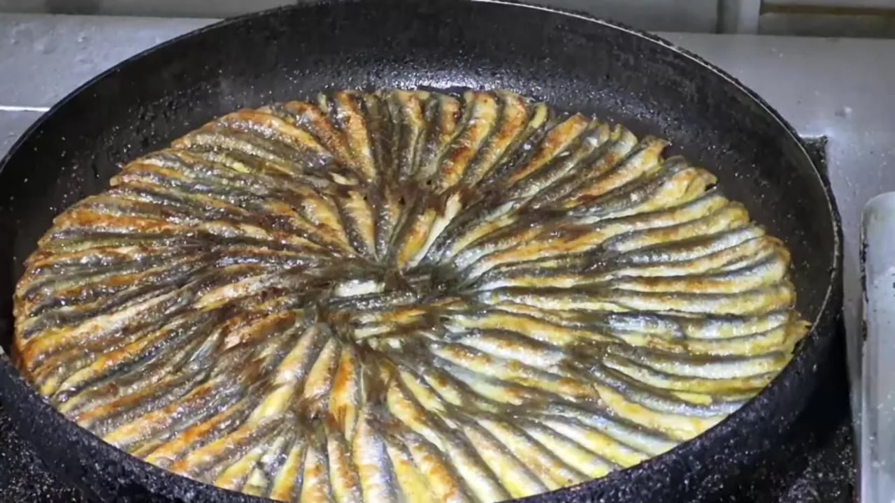 Foto - 25 yıllık balıkçıdan sır gibi tavsiye! İşte evde hamsi pişirmenin püf noktası