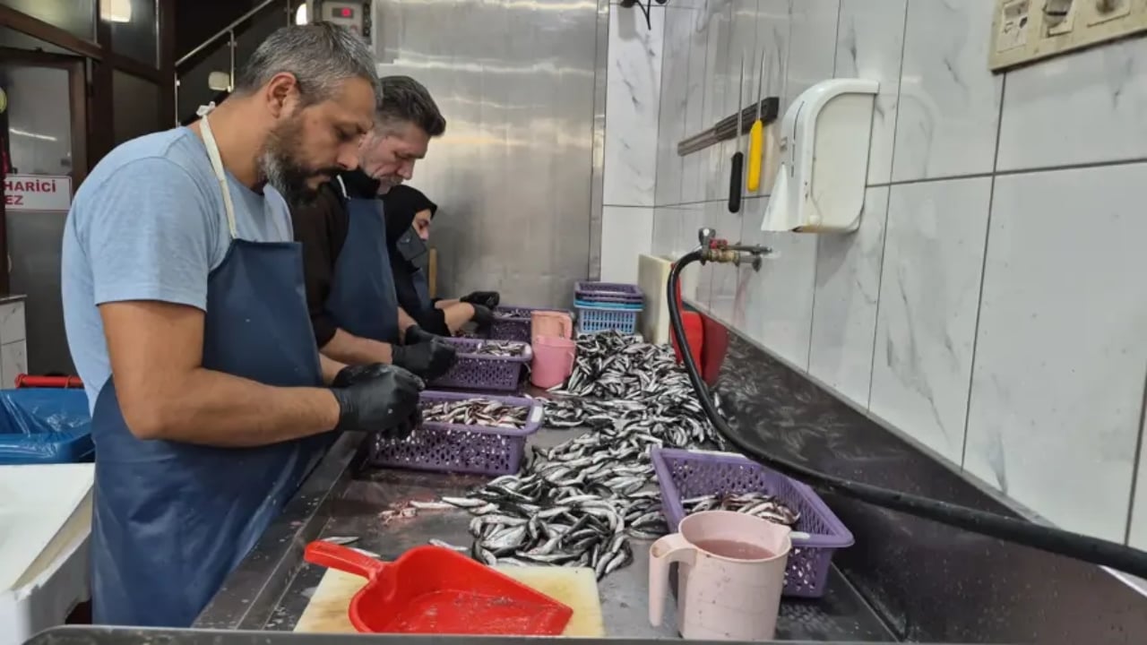 Foto - 25 yıllık balıkçıdan sır gibi tavsiye! İşte evde hamsi pişirmenin püf noktası