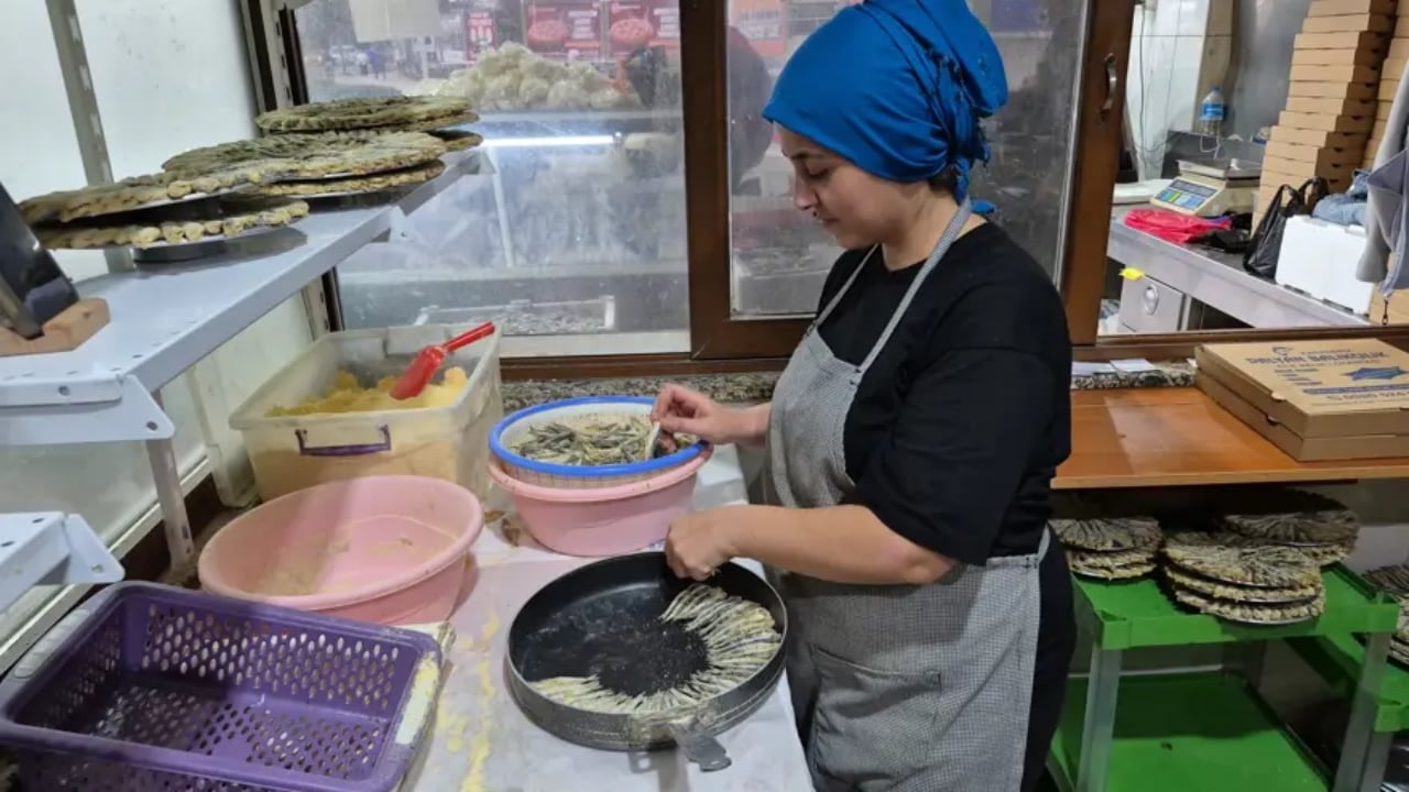 Foto - 25 yıllık balıkçıdan sır gibi tavsiye! İşte evde hamsi pişirmenin püf noktası