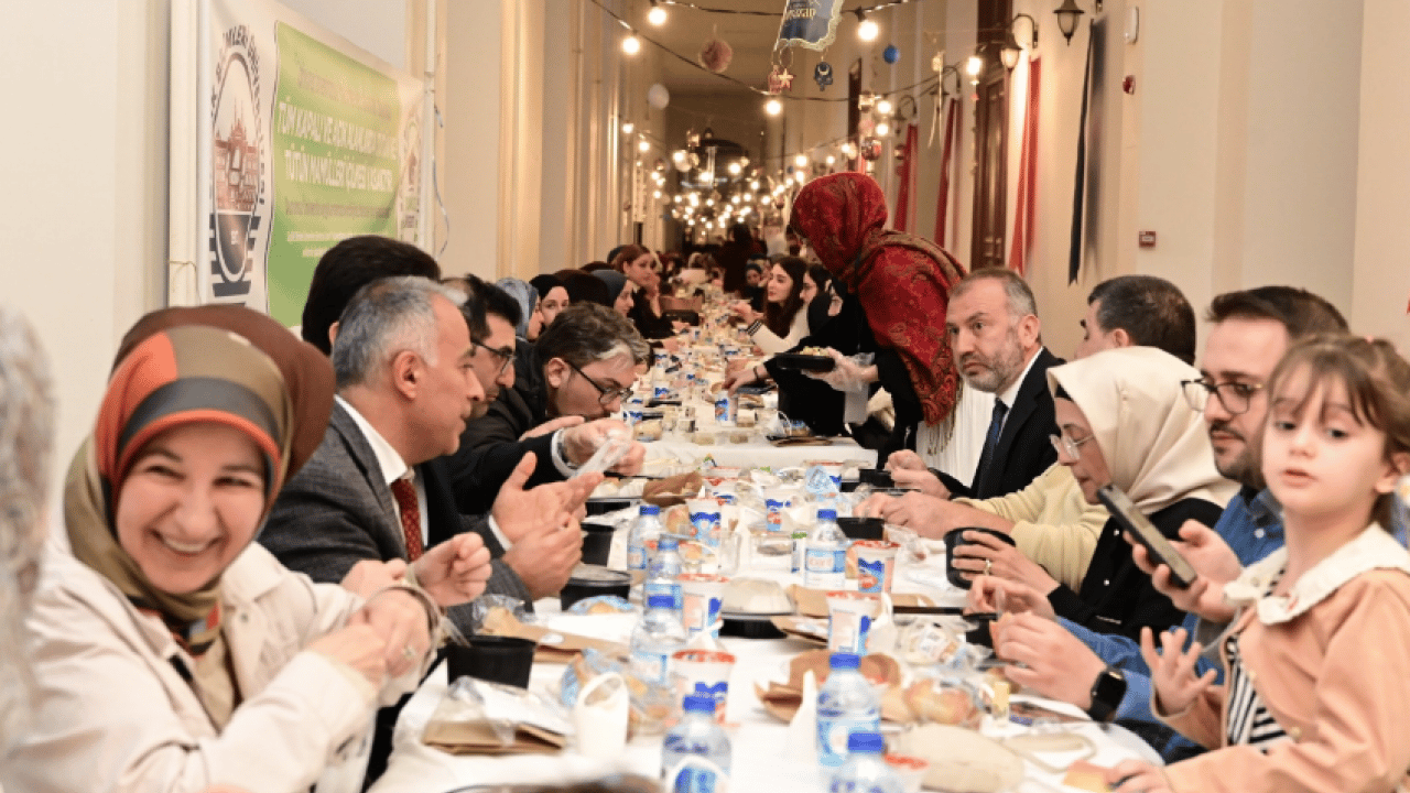 Foto - 2.500 Kişi Aynı Sofrada: SBÜ’de Tarihi Ramazan Buluşması