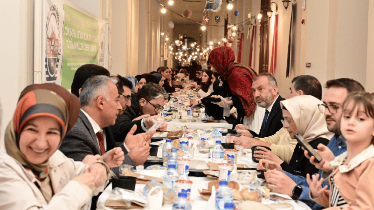 Foto - 2.500 Kişi Aynı Sofrada: SBÜ’de Tarihi Ramazan Buluşması