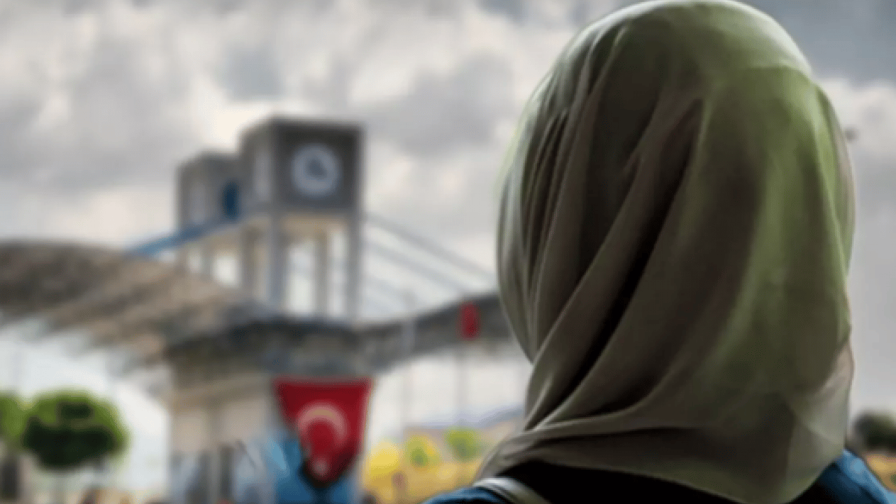 Foto - 28 Şubat zihniyeti yine hortladı: Akademide skandal olay! Meslektaşının başörtüsüne dil uzatan alçak profesöre dava