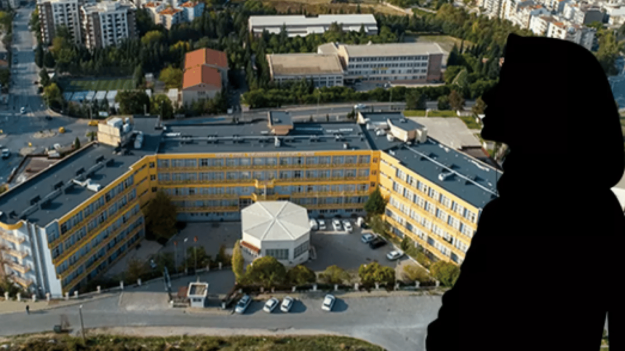 Foto - 28 Şubat zihniyeti yine hortladı: Akademide skandal olay! Meslektaşının başörtüsüne dil uzatan alçak profesöre dava