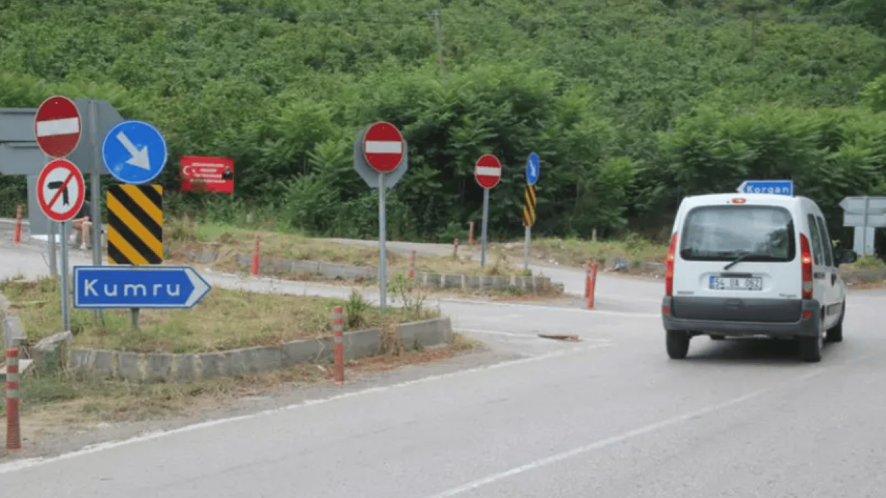 Foto - 29 tabela, sürücülerin kafasını karıştırdı! Bu kavşağa ilk kez giren şaşırıyor
