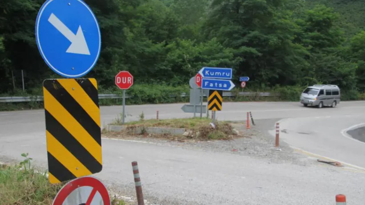 Foto - 29 tabela, sürücülerin kafasını karıştırdı! Bu kavşağa ilk kez giren şaşırıyor