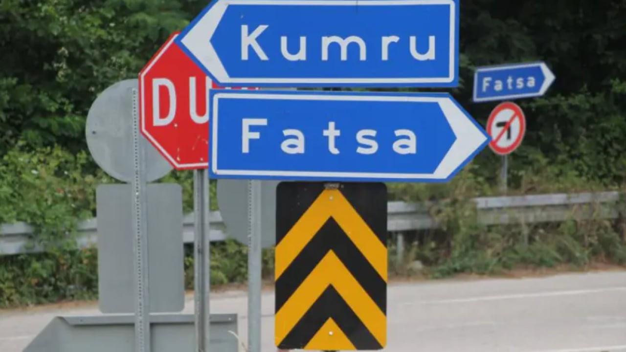 29 tabela, sürücülerin kafasını karıştırdı! Bu kavşağa ilk kez giren şaşırıyor