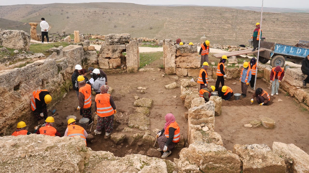 Foto - 3 bin yıllık kalede hayatları değişti! Zerzevan’da toprağı kazarken hayallerini buldular