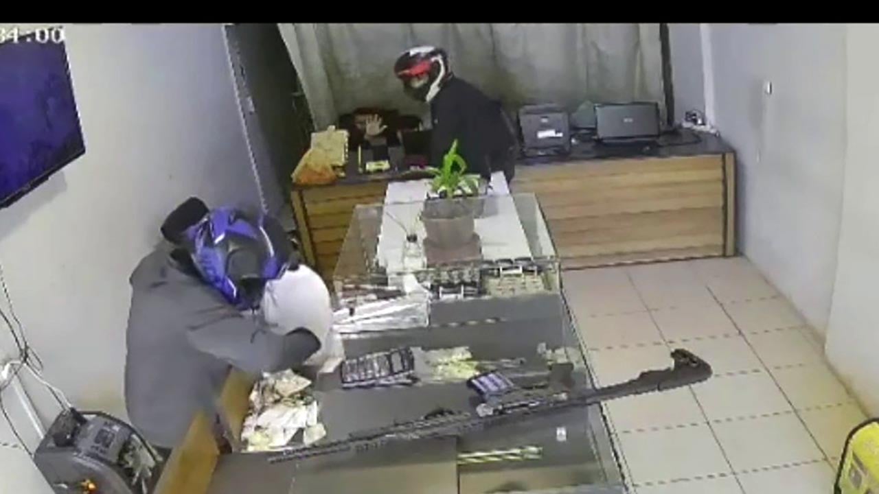 Foto - 3 dakikada 3 kilo altını çalıp kaçtılar