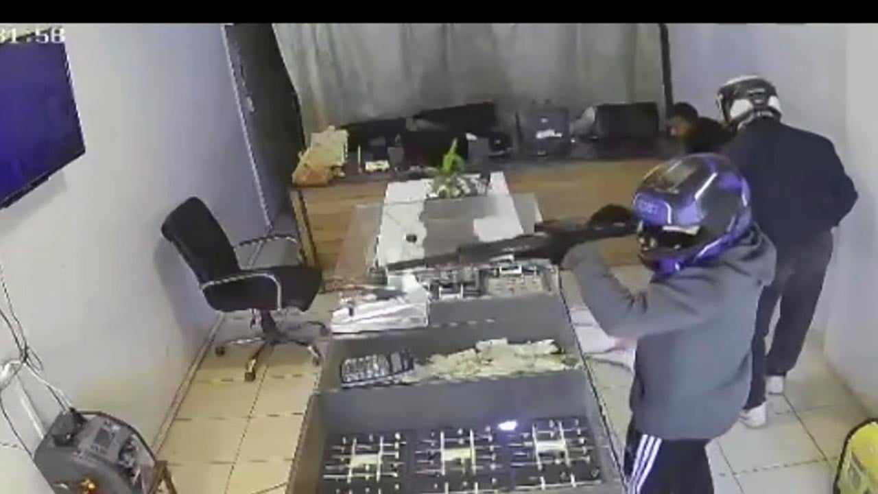 Foto - 3 dakikada 3 kilo altını çalıp kaçtılar