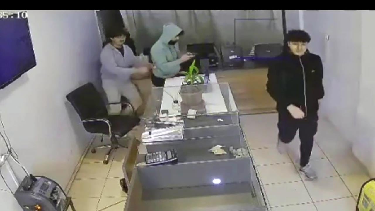 Foto - 3 dakikada 3 kilo altını çalıp kaçtılar