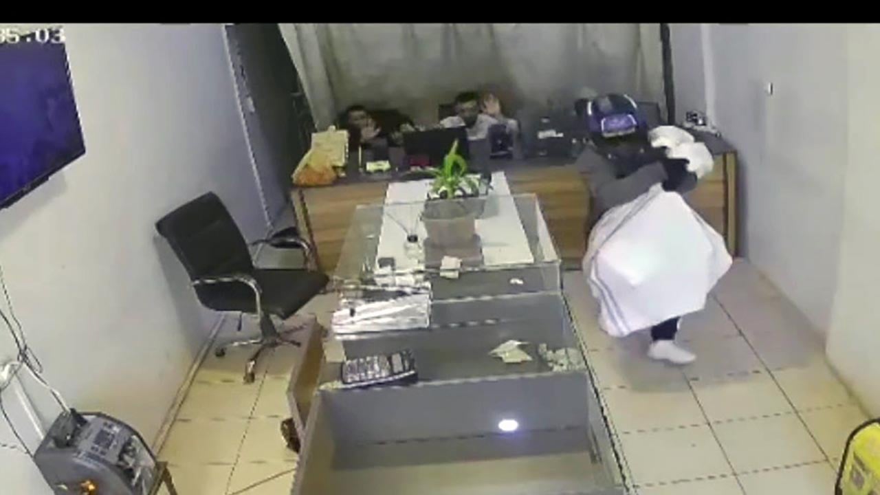 Foto - 3 dakikada 3 kilo altını çalıp kaçtılar