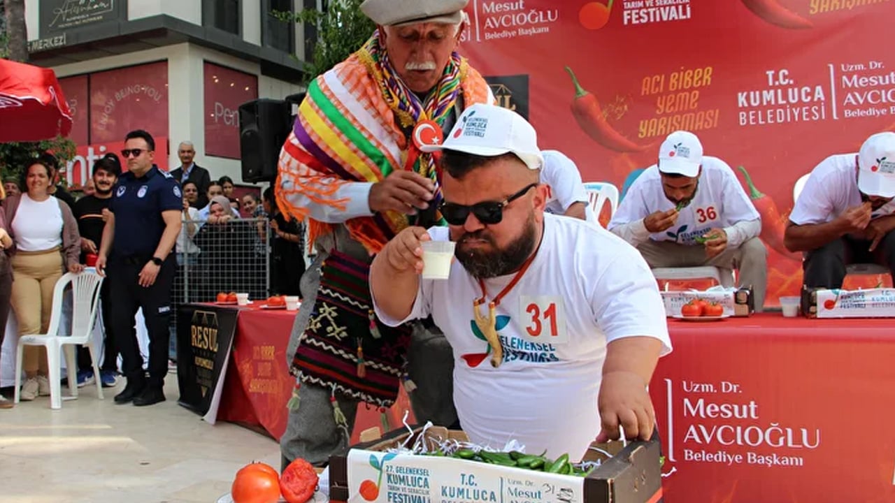 Foto - 3 dakikada 474 gram acı biber yedi: En fazla acı biberi yemek için yarışmacılar ayran içip, domates yedi!
