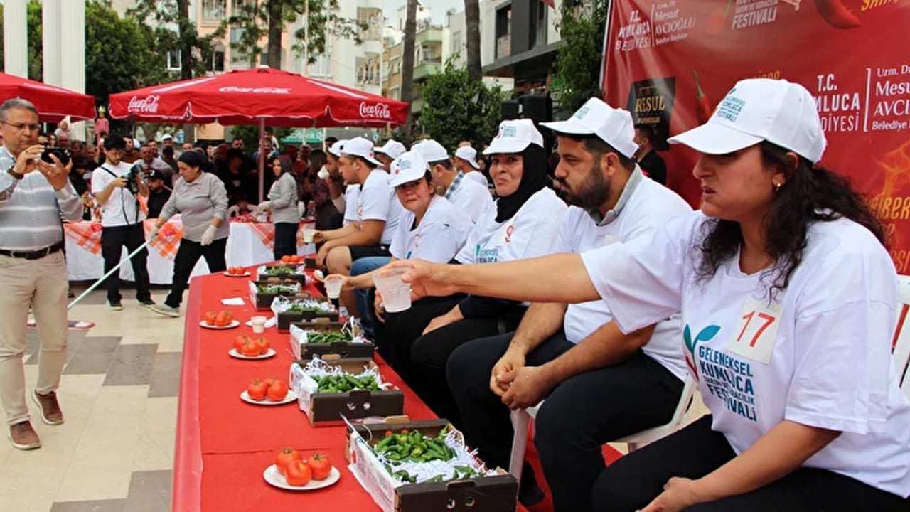 Foto - 3 dakikada 474 gram acı biber yedi: En fazla acı biberi yemek için yarışmacılar ayran içip, domates yedi!