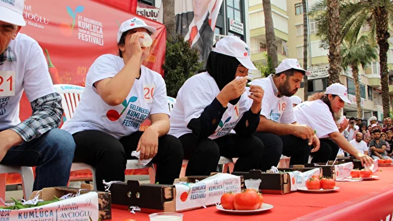 Foto - 3 dakikada 474 gram acı biber yedi: En fazla acı biberi yemek için yarışmacılar ayran içip, domates yedi!