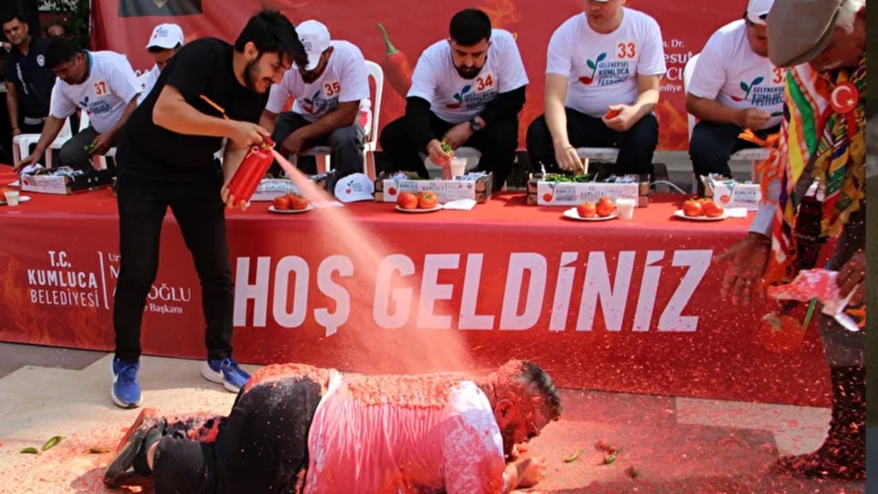 Foto - 3 dakikada 474 gram acı biber yedi: En fazla acı biberi yemek için yarışmacılar ayran içip, domates yedi!