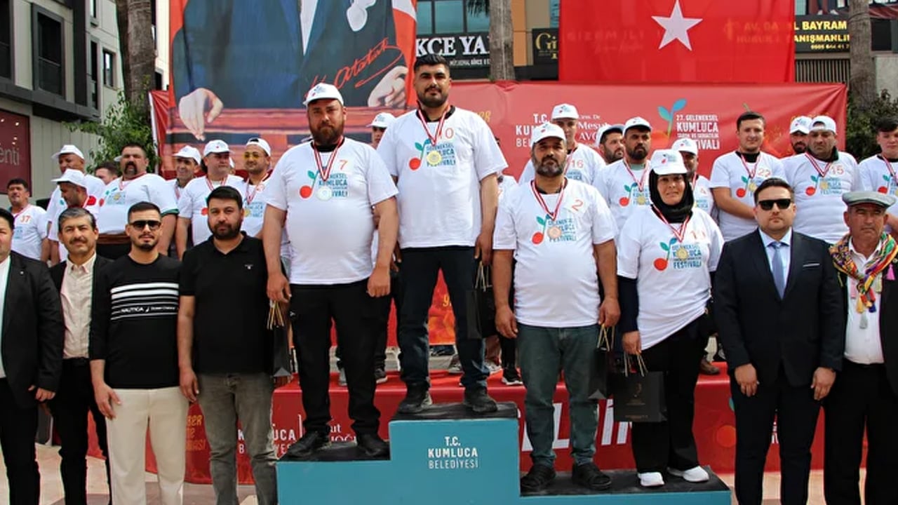 Foto - 3 dakikada 474 gram acı biber yedi: En fazla acı biberi yemek için yarışmacılar ayran içip, domates yedi!