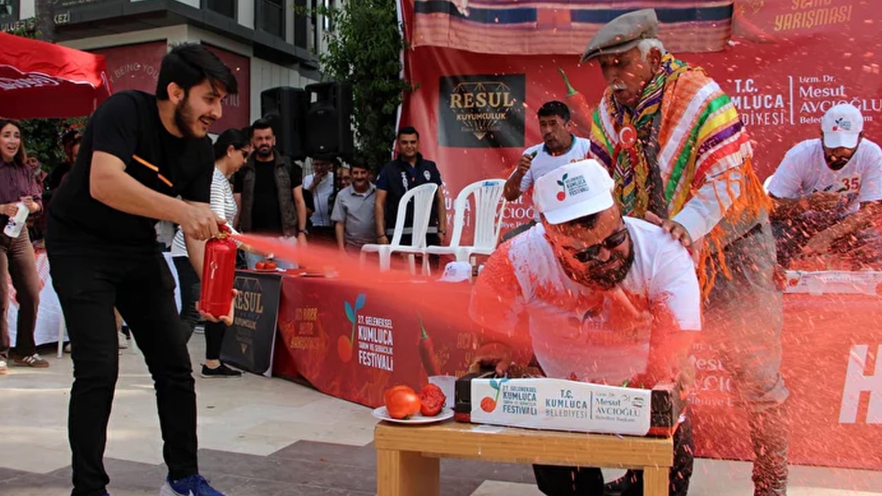 3 dakikada 474 gram acı biber yedi: En fazla acı biberi yemek için yarışmacılar ayran içip, domates yedi!