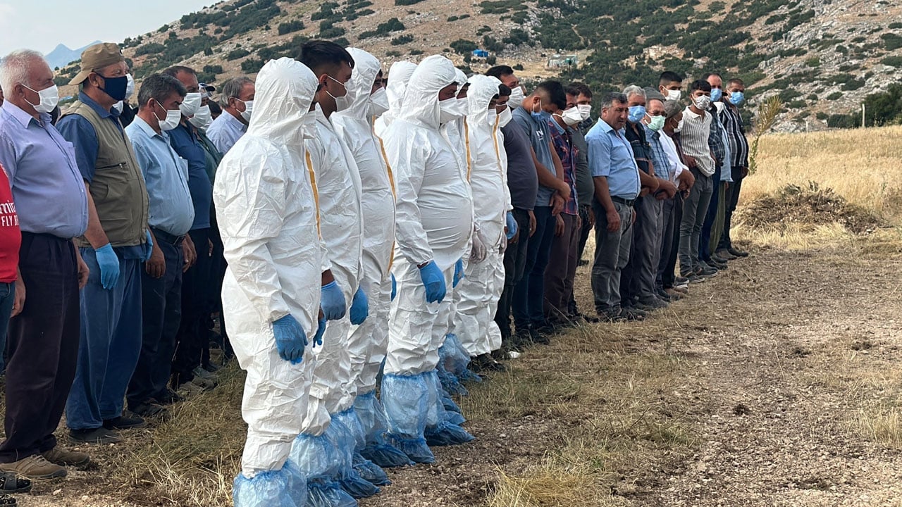 Foto - 3 gün sonra koparmışlar! Tabuta kimse yaklaşamadı, özel kıyafetlerle uğurlandı!