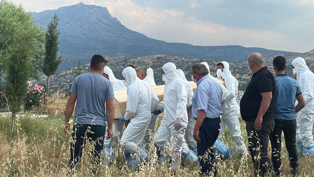 Foto - 3 gün sonra koparmışlar! Tabuta kimse yaklaşamadı, özel kıyafetlerle uğurlandı!