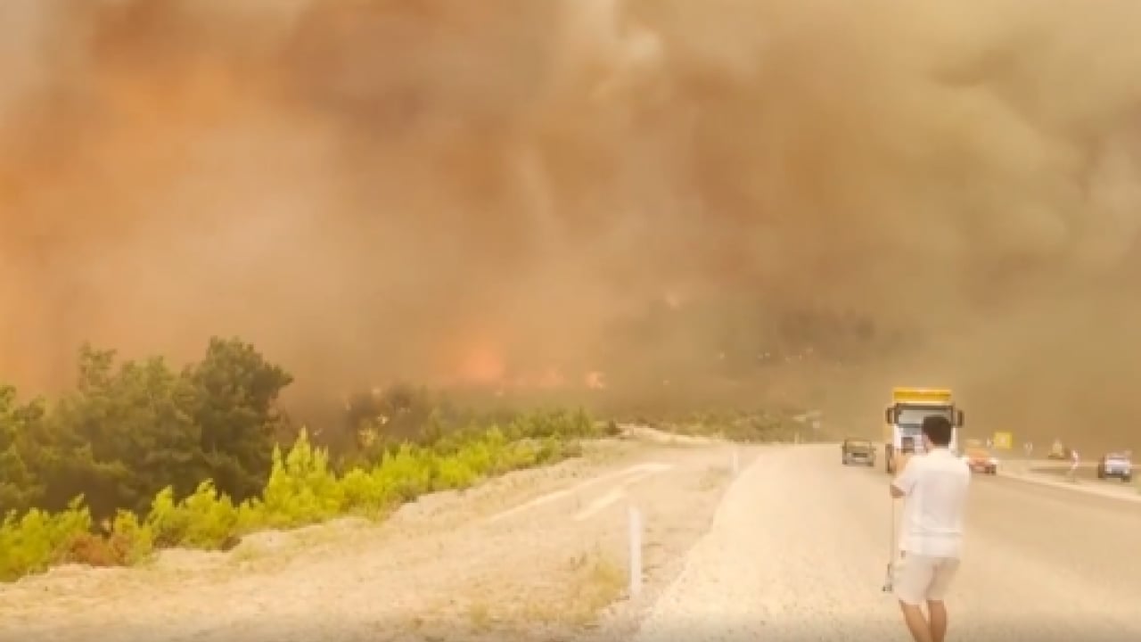 Foto - 3 ili alevler sardı: Karayolu trafiğe kapatıldı!