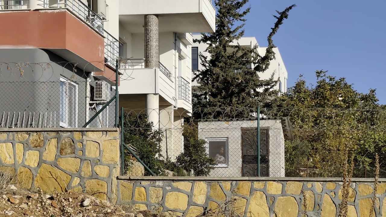 Foto - 3 katlı evine sokmayıp engelli kardeşini kulübeye kilitleyen abla: Ona çok iyi bakıyorum