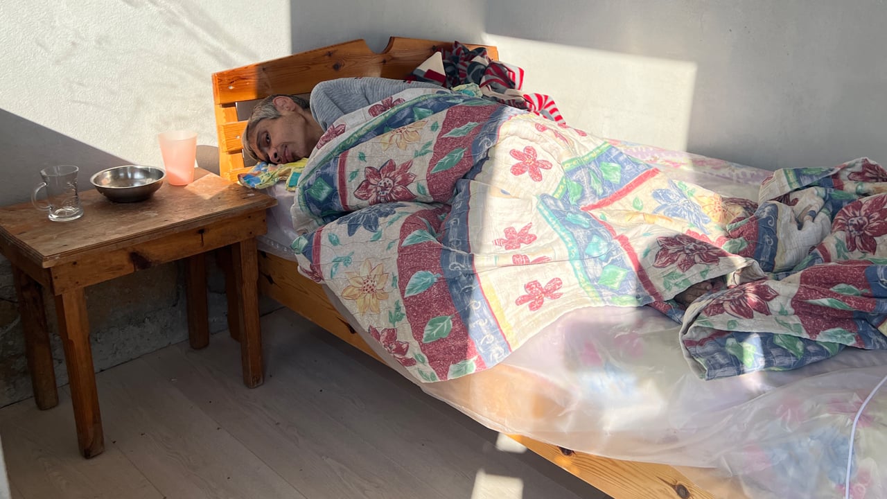 Foto - 3 katlı evine sokmayıp engelli kardeşini kulübeye kilitleyen abla: Ona çok iyi bakıyorum