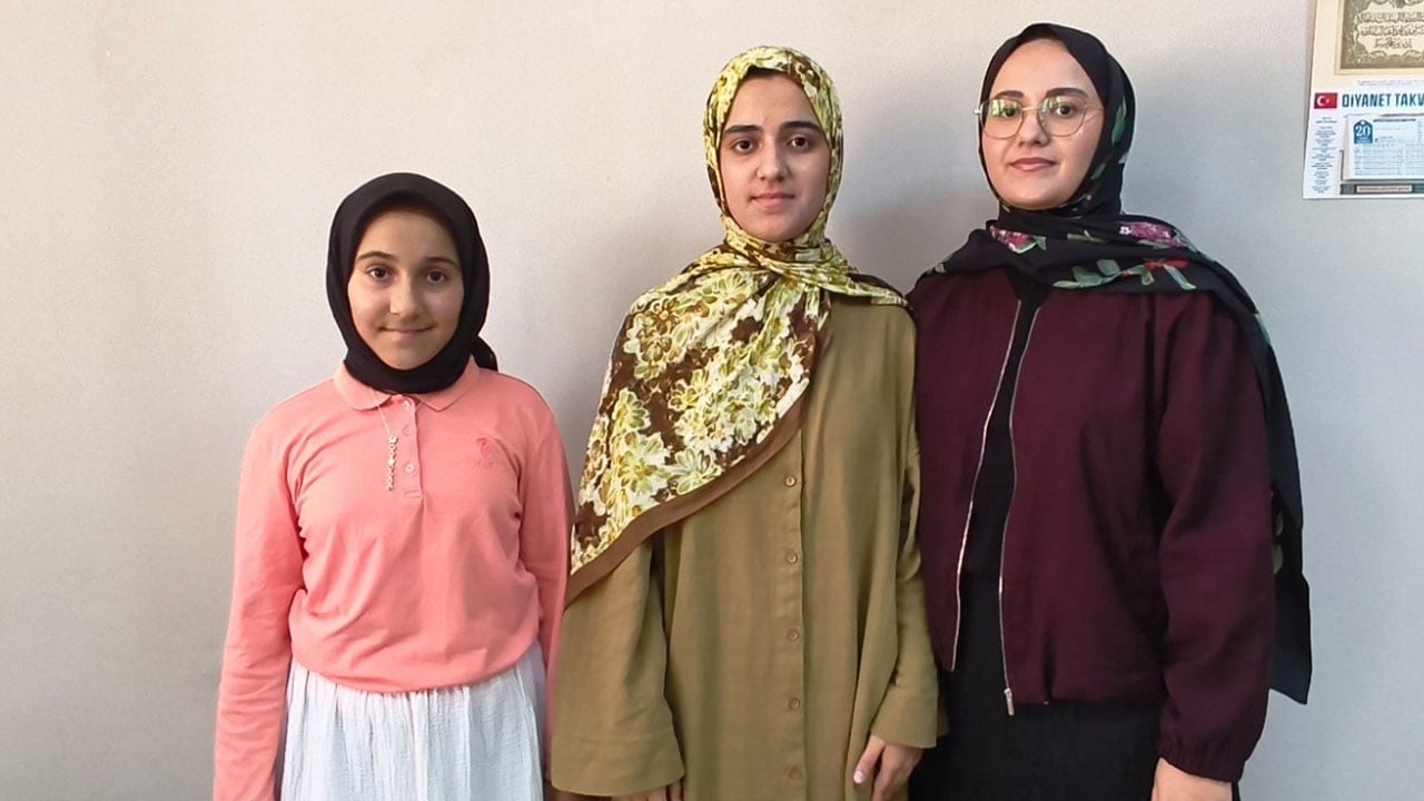 3 kız kardeşin Kur’an’a adanan yolculuğu! İki abla hafız oldu küçük kardeş yolda