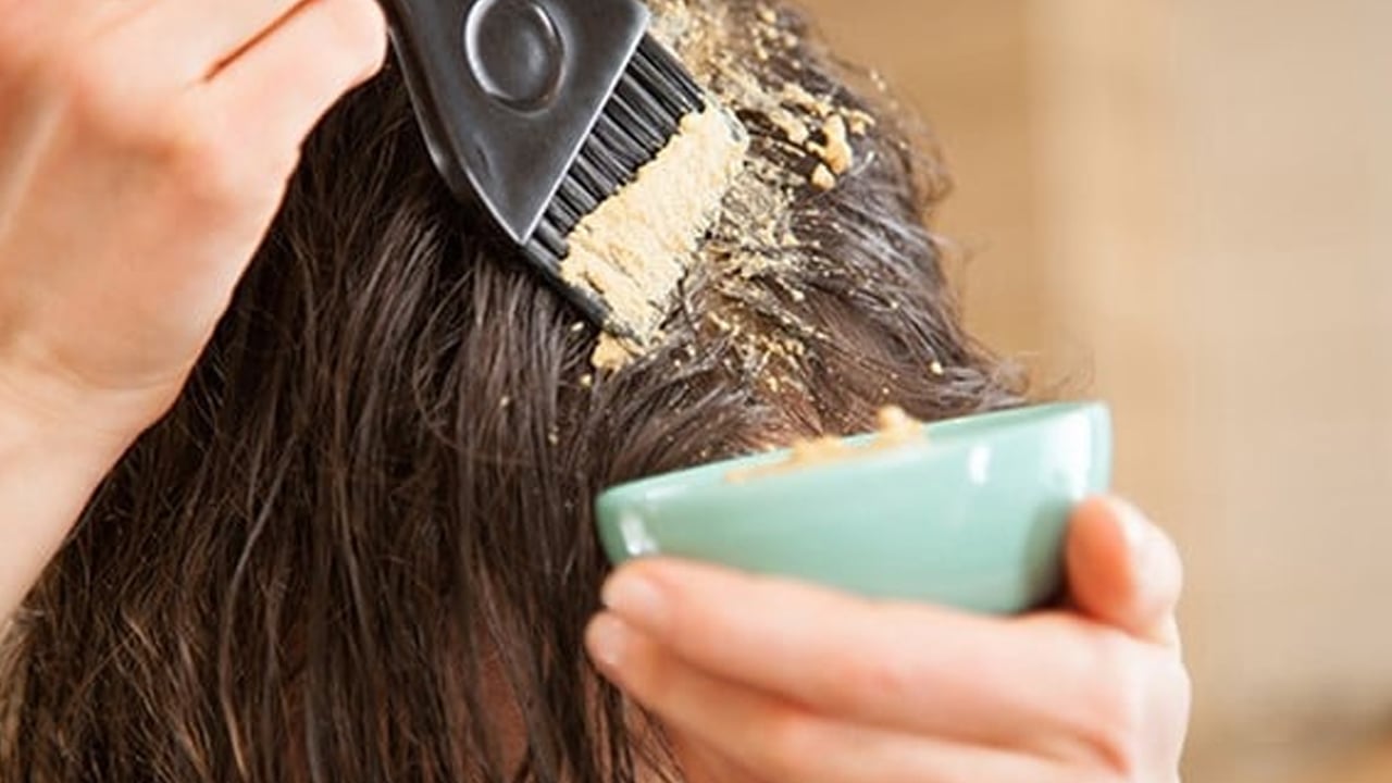 Foto - 3 malzemeyle saçlarınızı geri kazanın: Kabuğun değdiği yerden kalın saç fışkıracak! Saçlarına beyaz düşen tercih ediyor 
