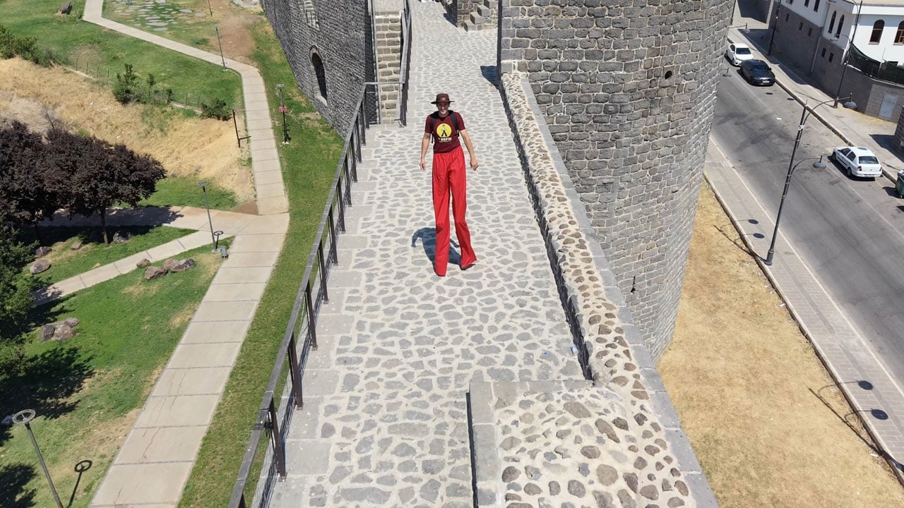 Foto - 3 metreyi aşan tahta bacaklarla yasak dinlemedi! UNESCO mirası surlarda tehlikeli gösteri