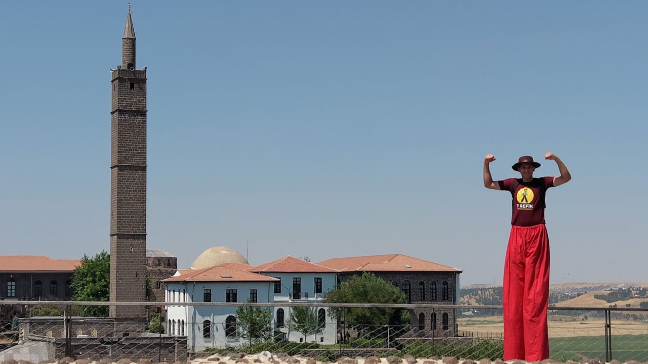Foto - 3 metreyi aşan tahta bacaklarla yasak dinlemedi! UNESCO mirası surlarda tehlikeli gösteri