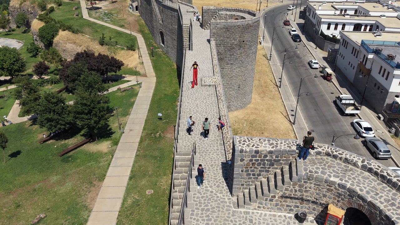 Foto - 3 metreyi aşan tahta bacaklarla yasak dinlemedi! UNESCO mirası surlarda tehlikeli gösteri