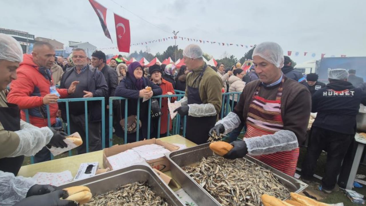 Foto - 3 ton ücretsiz dağıtıldı! Tekirdağ'da hamsi izdihamı