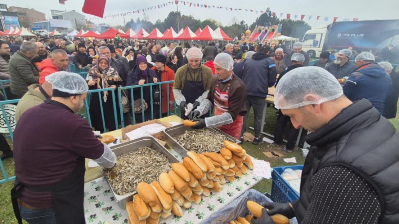 Foto - 3 ton ücretsiz dağıtıldı! Tekirdağ'da hamsi izdihamı