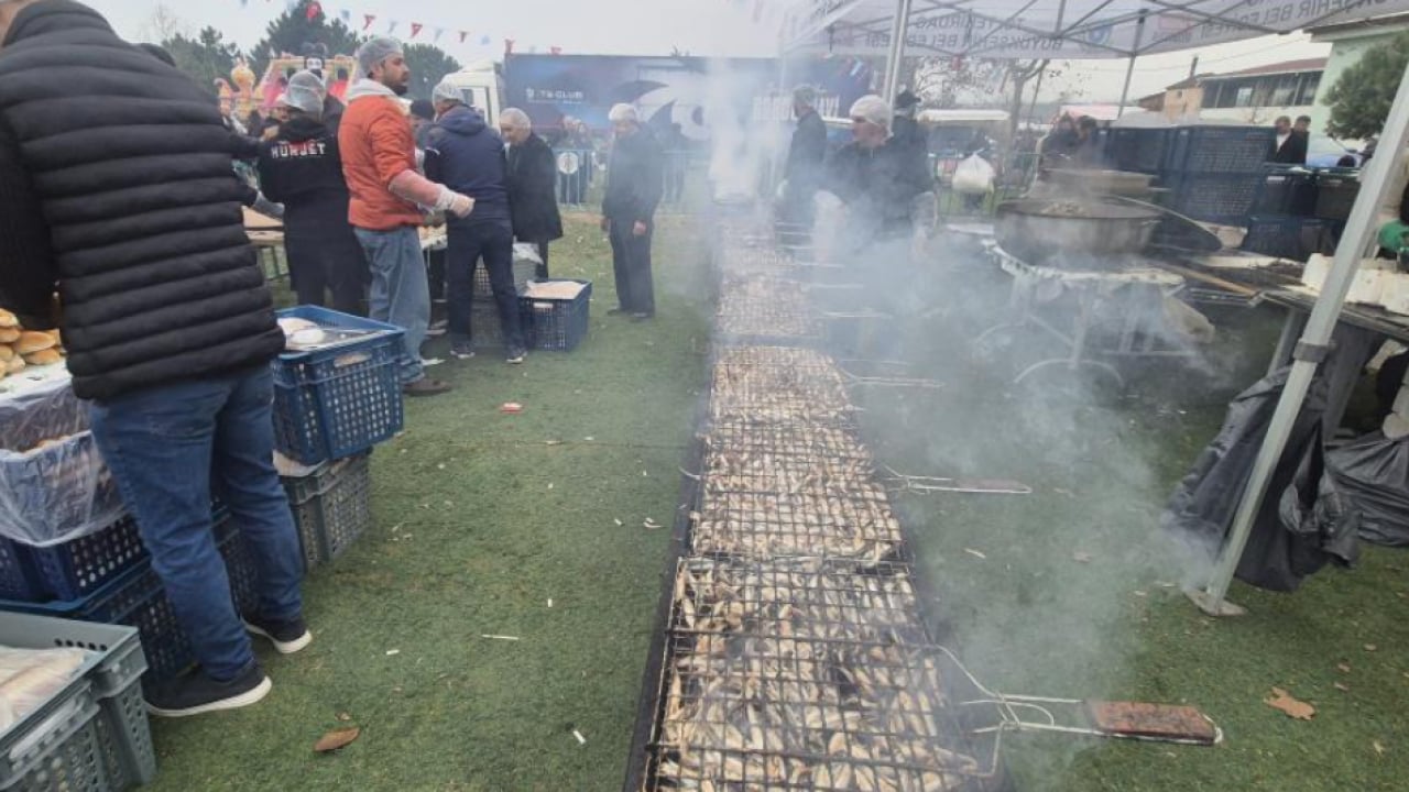 Foto - 3 ton ücretsiz dağıtıldı! Tekirdağ'da hamsi izdihamı