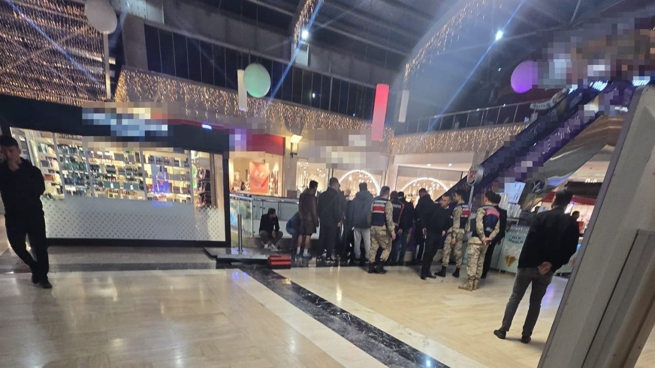 Foto - 3 yaşındaki çocuk hastanelik oldu: Yürüyen merdivende korkunç olay!