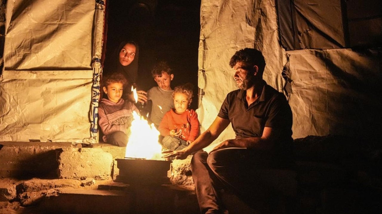Foto - 3 yıldır elektriksiz hayat mücadelesi veriyorlar! Siyonist, mazlumların hayatını kararttı