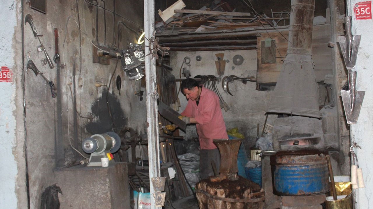 Foto - 30 yıldır demir dövüyor! Teknolojiye direnen son ustalardan