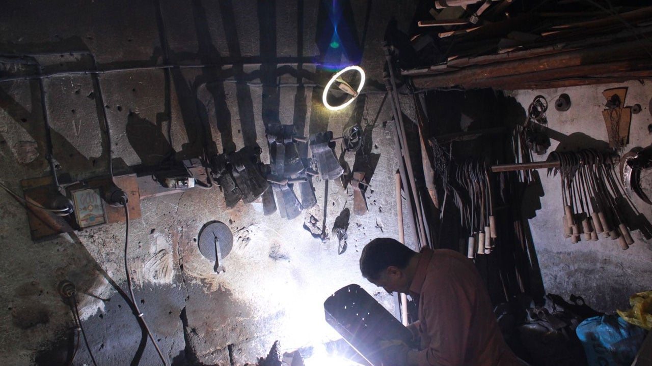 Foto - 30 yıldır demir dövüyor! Teknolojiye direnen son ustalardan