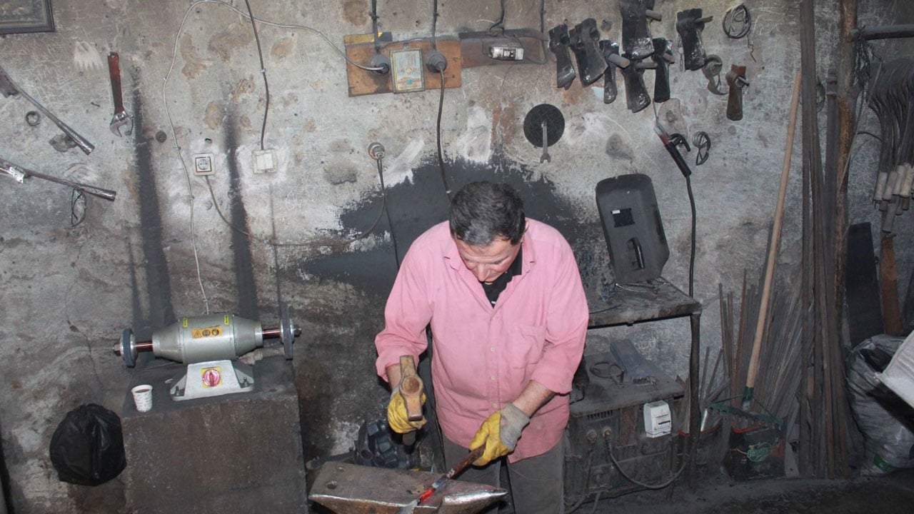 Foto - 30 yıldır demir dövüyor! Teknolojiye direnen son ustalardan